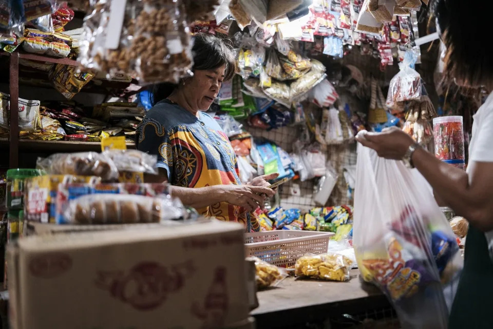 Inflation Spurt Makes Philippine Rate Decision Too Close to Call