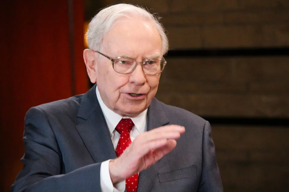 This tantalizing symmetry in Warren Buffett’s stock moves may be a clue on his Apple stake