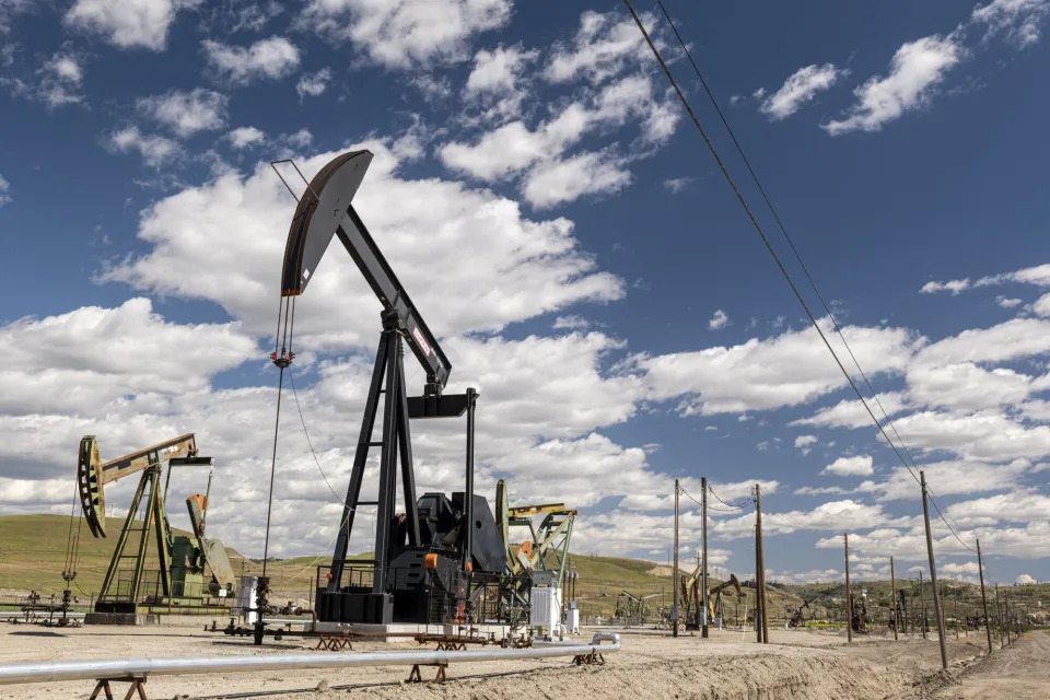 Rigs Drilling 57 Miles a Year Spur Record US Oil Output Forecast