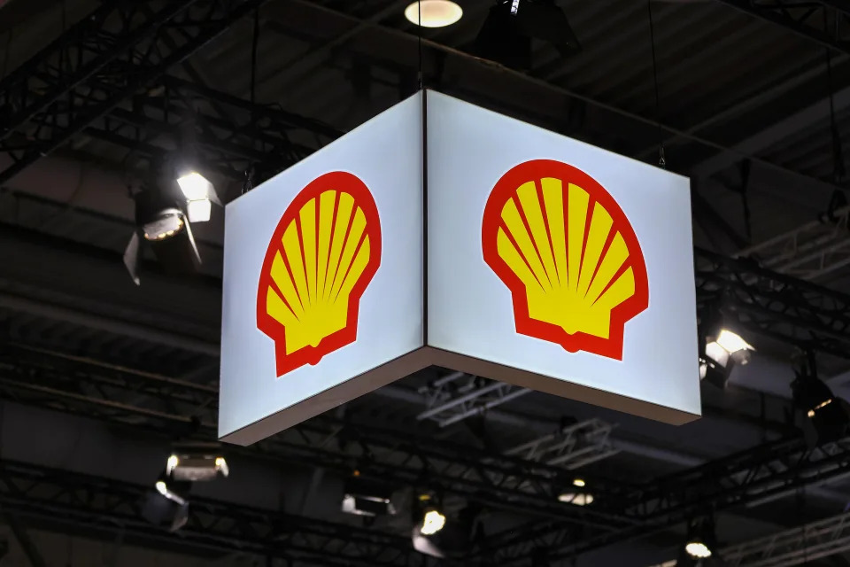 Shell Set to Cut 20% of Jobs in Some Oil and Gas Divisions