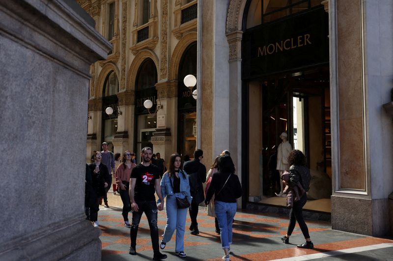 Italy business morale sinks, casting shadow over growth prospects