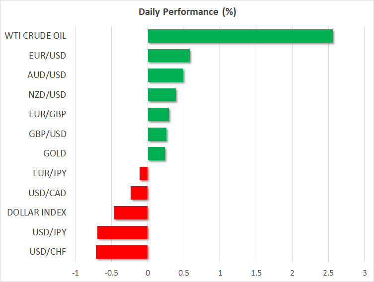 US Dollar Gaps Down as Trump Seems to Be Losing Iowa