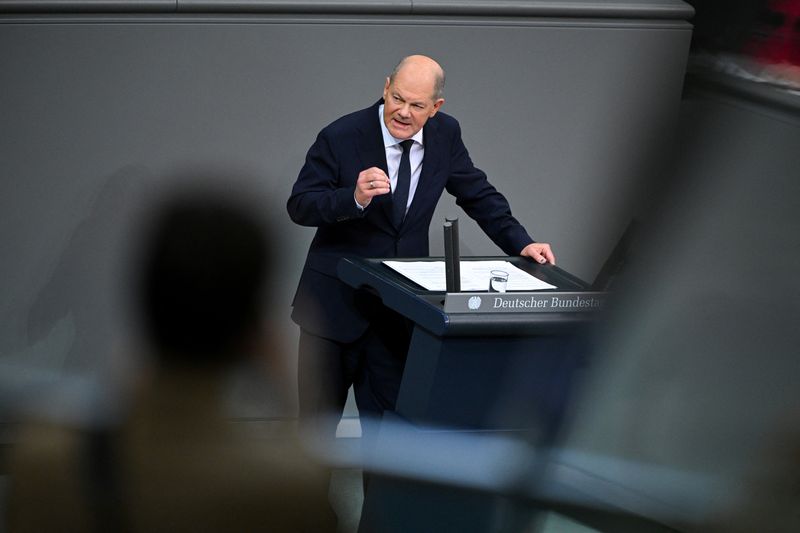 Scholz, fighting for survival, says Germans should not choose between security and prosperity