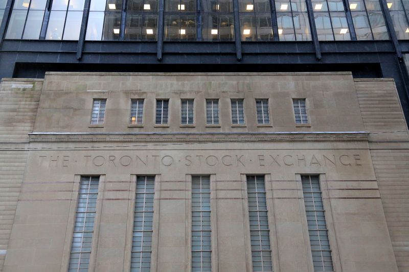 Energy shares help lift Toronto market to fresh record high