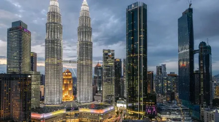 Malaysia Economy Sustains Strong Growth on Investment Surge