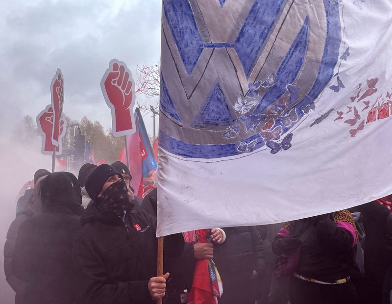 VW labour representatives vote for strikes from early December