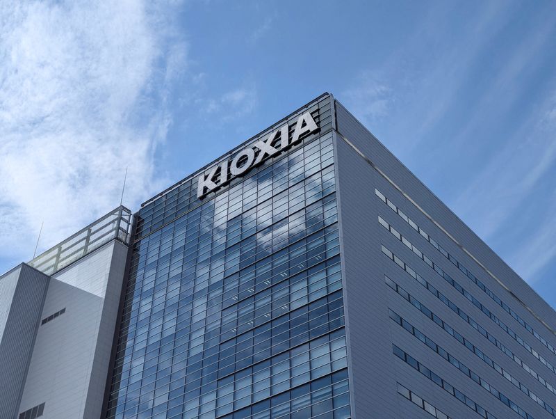 Kioxia's market value set at $4.9 billion in IPO