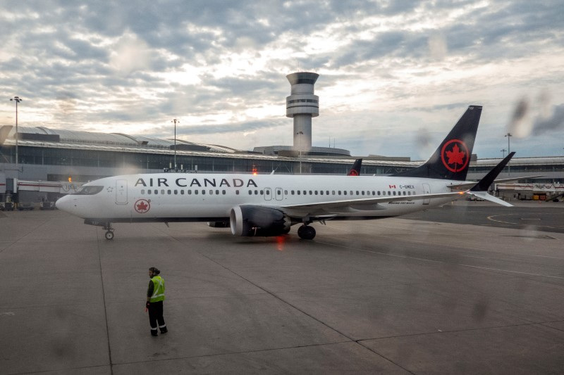 Air Canada to introduce carry-on fees for some passengers, Ottawa unhappy