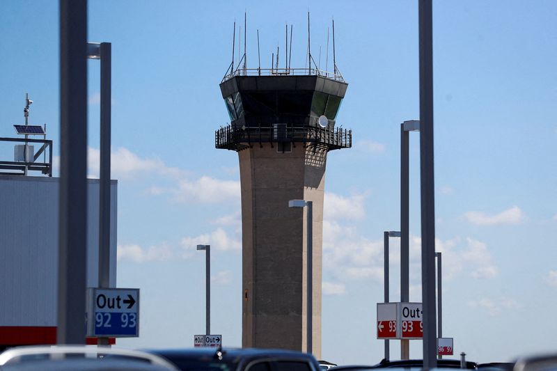 US agency warns extended government shutdown could lead to long lines at airports