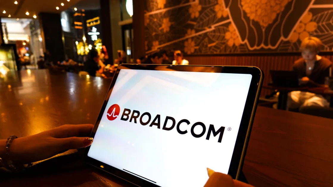 Top analyst revisits Broadcom stock price target amid December surge