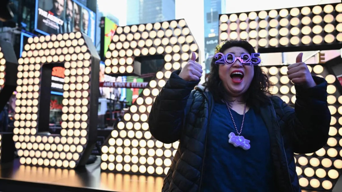 Is the stock market open on New Year’s Eve and New Year’s Day? Does the post office deliver mail?