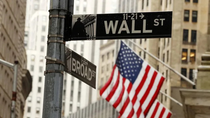 Wall Street ends lower on first trading session of 2025; Tesla weighs