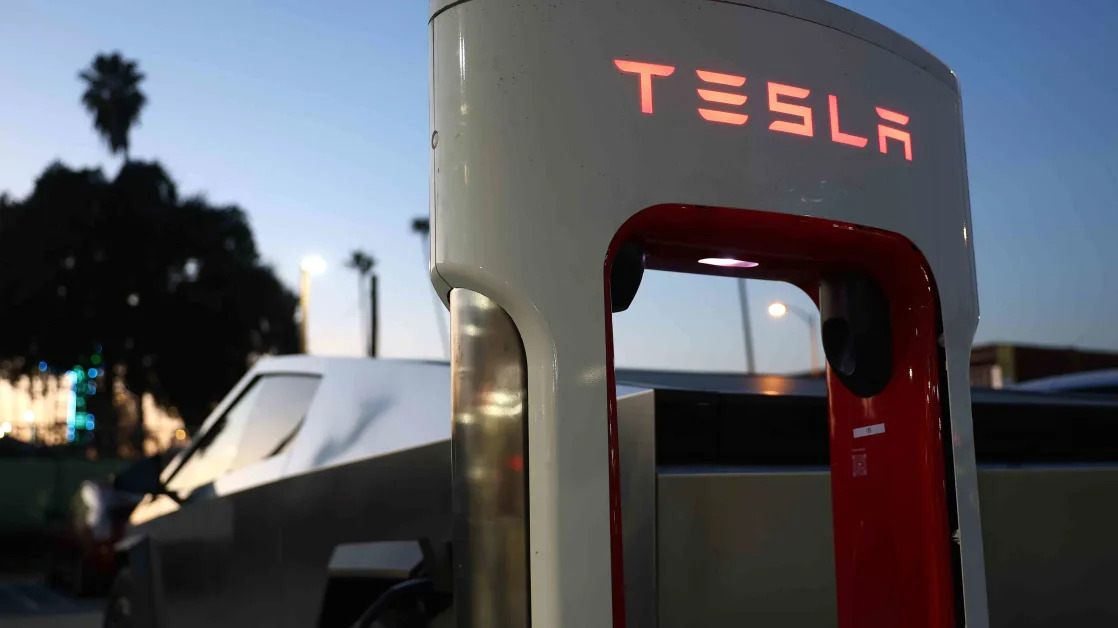 Why Analysts Are Divided on Tesla Stock After Lackluster Q4 Deliveries Data