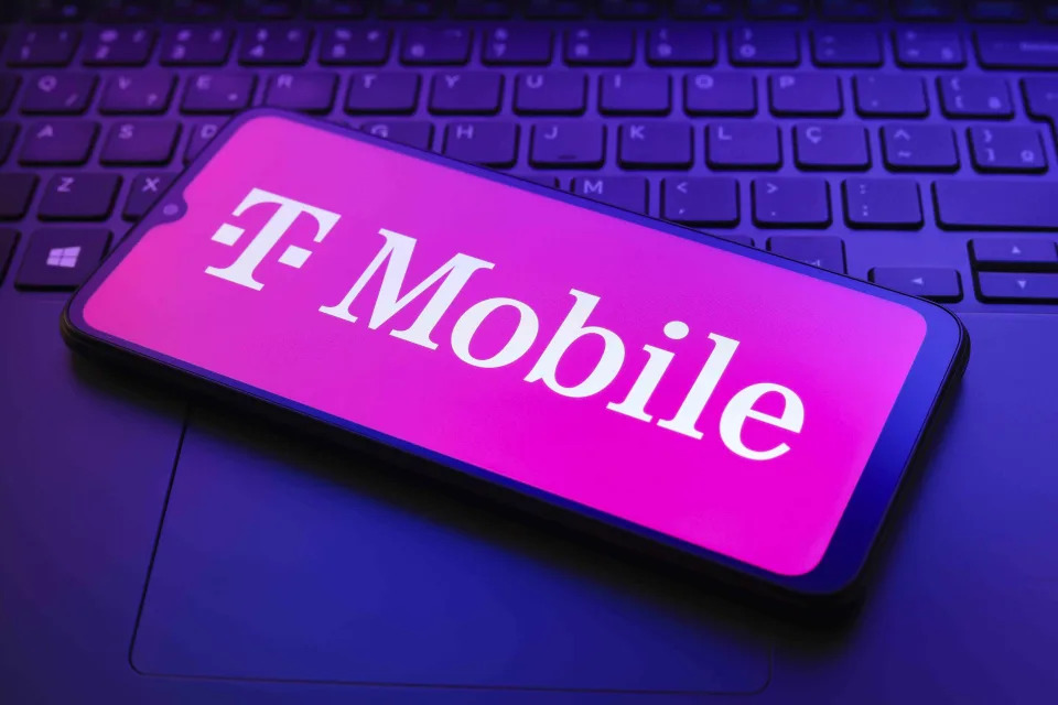 T-Mobile US Stock Falls Following Analysts' Downgrades