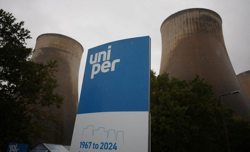 Exclusive-Berlin considers full Uniper exit, targets deal after summer, sources say