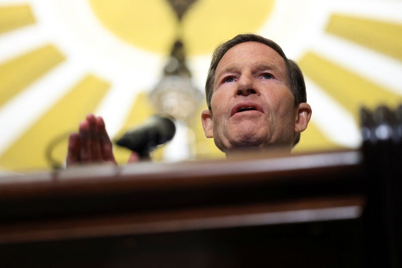 Democratic senator urges Delta Air, DraftKings to halt in-flight gaming partnership