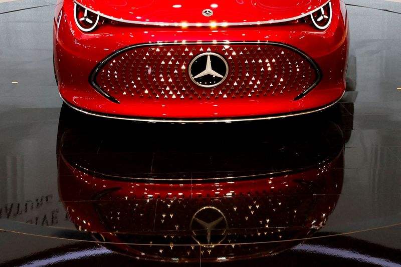 Mercedes-Benz expects higher margin on car division in fourth quarter, analysts say